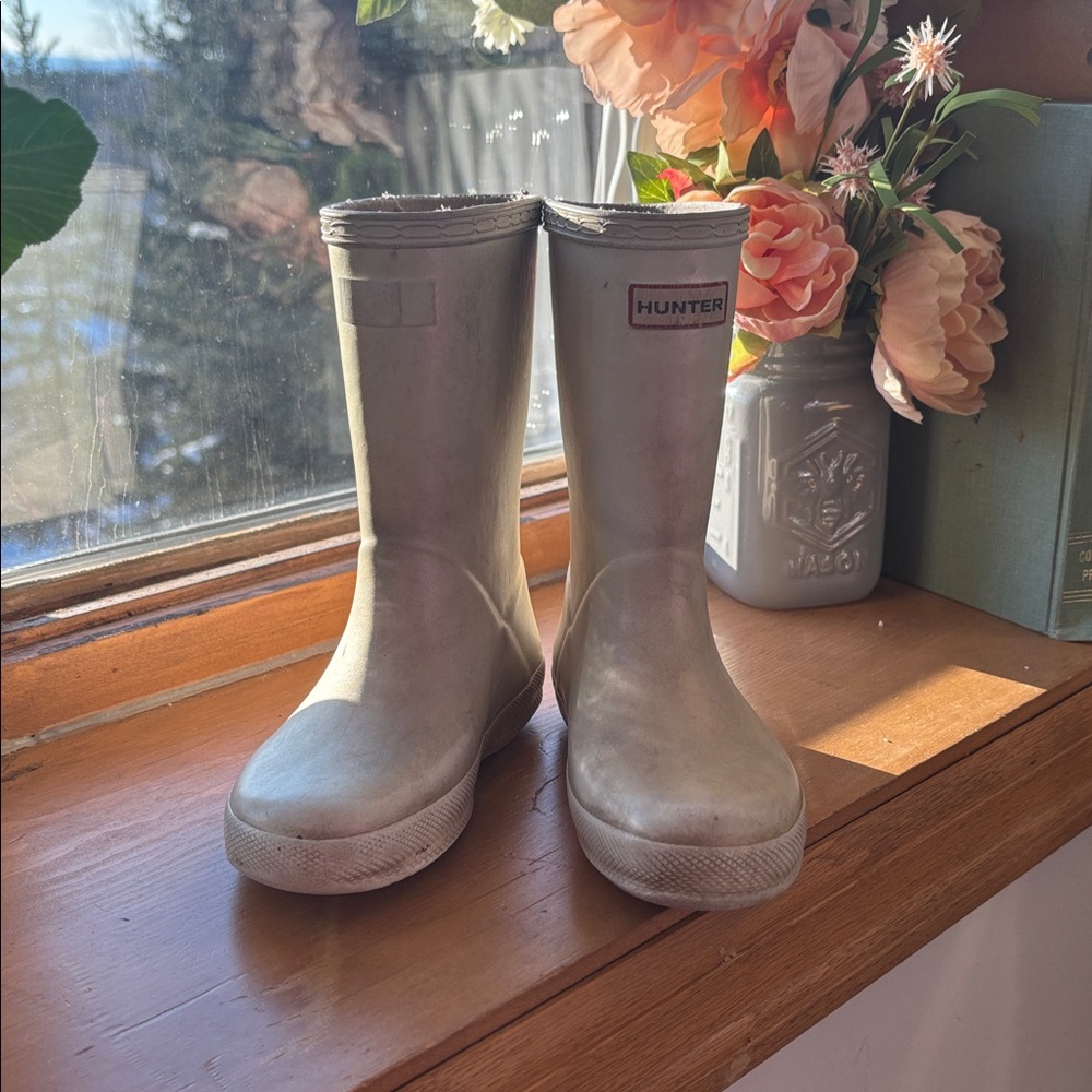 Hunter Kids Iridescent Pearl White/Silver Shimmer Rain Boots, size 9T